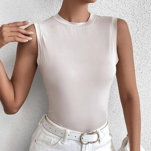 Débardeur blanc ajusté sans manches à col rond en tissu doux pour un style d'été moderne