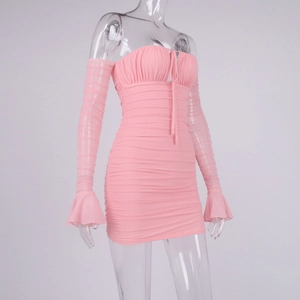 Détail de mini robe plissée rose avec cordon de serrage et manches évasées en maille