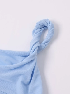 Gros plan sur le tissu en maille bleu clair avec bretelle torsadée et texture fine