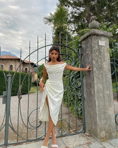 Détail de la robe midi corset blanche avec col à épaules dénudées et fente latérale