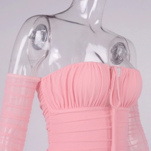 Détail de la robe rose à épaules dénudées avec tissu froncé et manches en maille