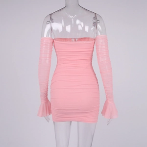 Vue détaillée d'une mini robe rose à épaules dénudées avec dos froncé et manches volantées