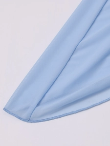 Détail de maille bleu clair avec couture surjetée fine et texture légère