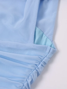 Détail du tissu en maille bleu clair avec coutures plissées et doublure lisse
