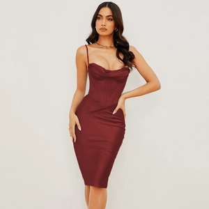 Robe midi élégante en satin bordeaux avec col bénitier et structure corset ajustée