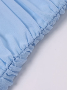 Détail macro du tissu en maille bleu clair froncé avec plis et textures délicats