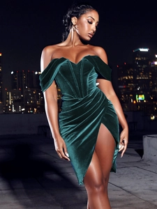 Robe en velours vert foncé avec détails de baleines corset et fente haute sexy