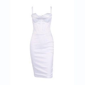 Robe mi-longue élégante en satin blanc avec corset à armatures et col bénitier chic