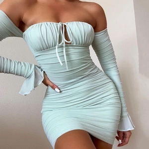 Robe courte froncée vert clair à épaules dénudées avec manches évasées en tulle