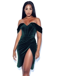 Détails de la robe en velours vert émeraude avec bustier corset et fente latérale