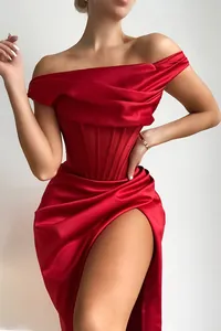 Détail d'une robe corset en satin rouge avec structure élégante et fente haute sexy
