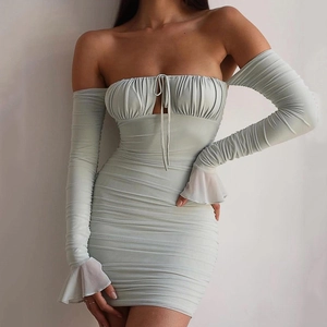 Robe froncée à épaules dénudées avec manches cloche et cordon en gris menthe clair