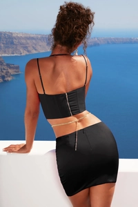 Sexy crop top nero con cerniera posteriore e gonna coordinata in ambiente balneare