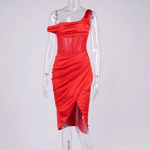 Détail d'une robe en satin rouge à une épaule avec taille corsetée et fente haute