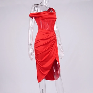 Détails de la robe en satin rouge avec baleines de corset et plis structurés à la taille