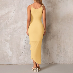Robe sexy jaune clair en tulle, coupe moulante avec fronces et ourlet à volants asymétrique