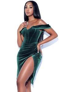 Détail de la robe en velours vert émeraude avec corsage chic et fente latérale haute