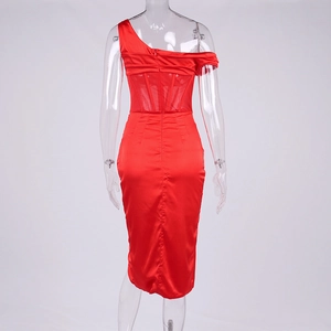 Détail de robe satinée rouge à une épaule avec corset transparent au dos et baleines