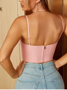 Vista dettagliata del top a corsetto rosa con cerniera metallica sul retro e spalline