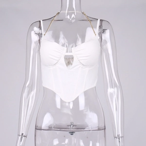 Dettaglio del top a corsetto bianco con scollo all'americana a catena dorata e busto arricciato