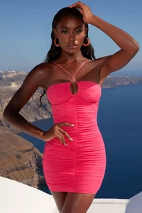 Detail des hot pinken Bodycon-Kleids mit Neckholder und Tropfen-Ausschnitt-Design