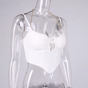 Dettaglio del top a corsetto bianco con scollo a V e spalline a catena in metallo dorato