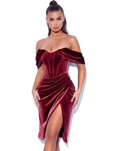 Détail d'une robe en velours bordeaux avec bustier corset et fente latérale haute