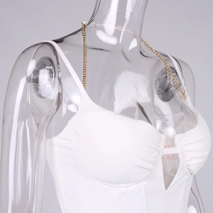 Dettaglio del corsetto bianco arricciato con un elegante scollo a cavezza a catena d'oro