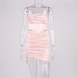 Détails d'un ensemble deux pièces en satin rose avec haut corset et mini-jupe froncée