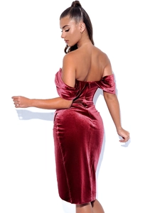 Détail d'une robe en velours à épaules dénudées montrant des fronces et une coupe ajustée