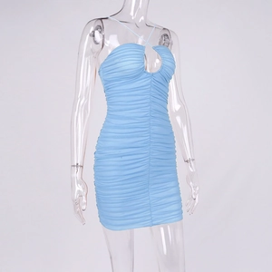 Detailansicht hellblaues Bodycon-Minikleid mit gerafftem Stoff und Neckholder-Ausschnitt