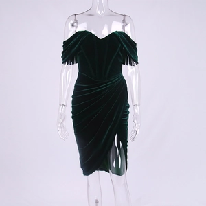 Détail d'une robe en velours vert foncé avec coupe bustier et texture drapée froncée