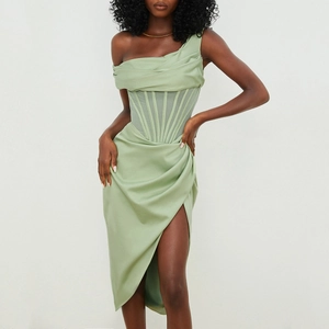 Robe en satin vert sauge à une épaule, taille corset et fente haute élégante