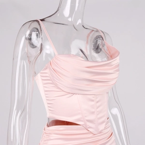 Détail de l'ensemble haut corset en satin rose et jupe froncée sur mannequin