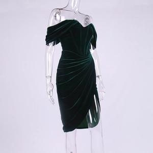 Détail de la robe en velours vert foncé avec plis fins et fente haute sexy
