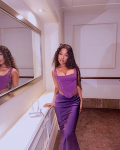 Détail d'un haut corset violet et jupe sirène en satin dans un intérieur luxueux