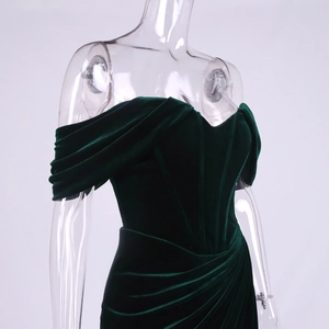 Détail d'une robe midi en velours à épaules dénudées avec corset et drapé vert