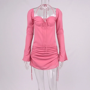 Dettaglio mini abito in chiffon rosa con maniche a campana, allacciatura al collo e arricciature