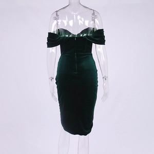 Vue détaillée de la robe bustier en velours vert foncé avec une fermeture invisible