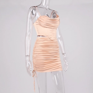 Détail du haut corset en satin champagne et de la mini-jupe froncée avec cordon de serrage