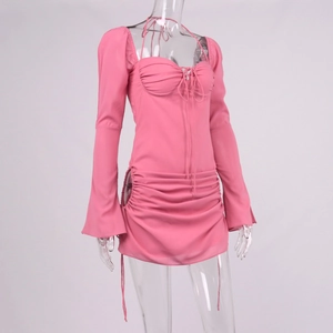 Dettaglio mini abito rosa a maniche lunghe con arricciature, coulisse e tagli laterali