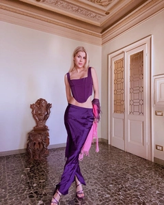 Détail d'un haut corset violet à col carré avec une jupe longue en satin soyeux