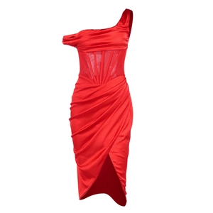 Robe corset élégante rouge en satin à une épaule avec empiècements en maille et fente