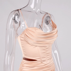 Vue détaillée du haut corset en satin champagne avec drapé et de la mini-jupe froncée