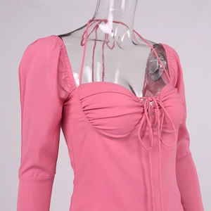 Abito in chiffon rosa con scollo quadrato, maniche a sbuffo con coulisse e schiena scoperta
