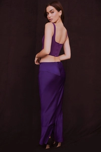 Détail macro du haut court en satin violet foncé et jupe taille haute avec zip à l'arrière