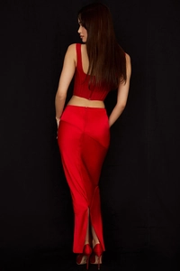 Vue arrière d'un ensemble deux pièces en satin rouge avec haut court et jupe longue fendue