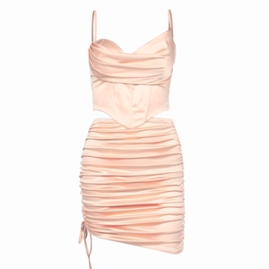 Ensemble deux pièces en satin rose avec haut corset et jupe froncée à cordon