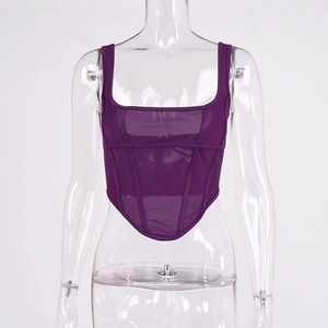 Détail du haut corset violet avec panneaux en maille transparente et baleines de maintien