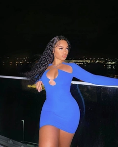 Vue détaillée du décolleté croisé dos nu et de la texture côtelée sur la robe bleue